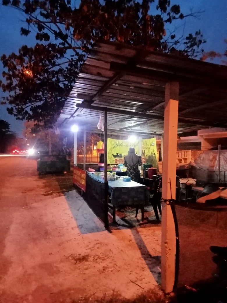 Suasana Gerai Kuih Kak Fisa pada awal pagi
