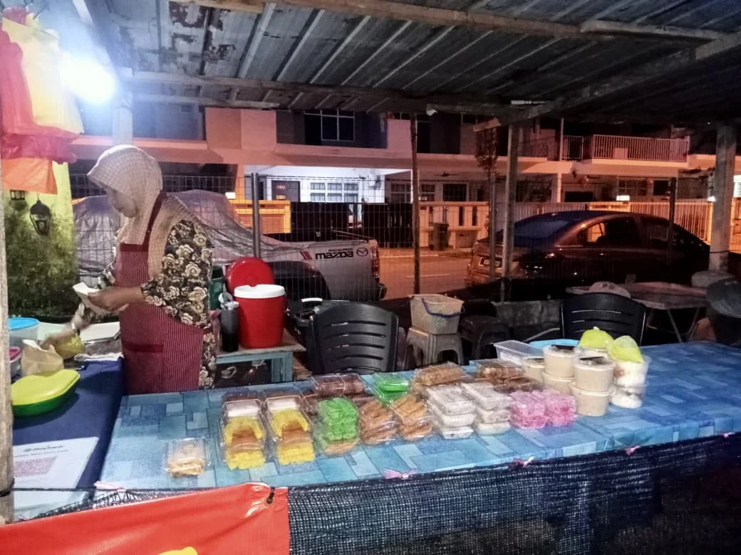 Pelbagai kuih tradisional di Gerai Kuih Kak Fisa