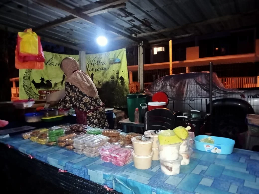 Kak Fisa menyediakan kuih pada waktu subuh