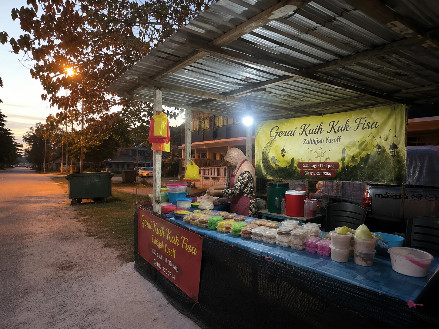 Gerai Kuih Kak Fisa pada waktu subuh