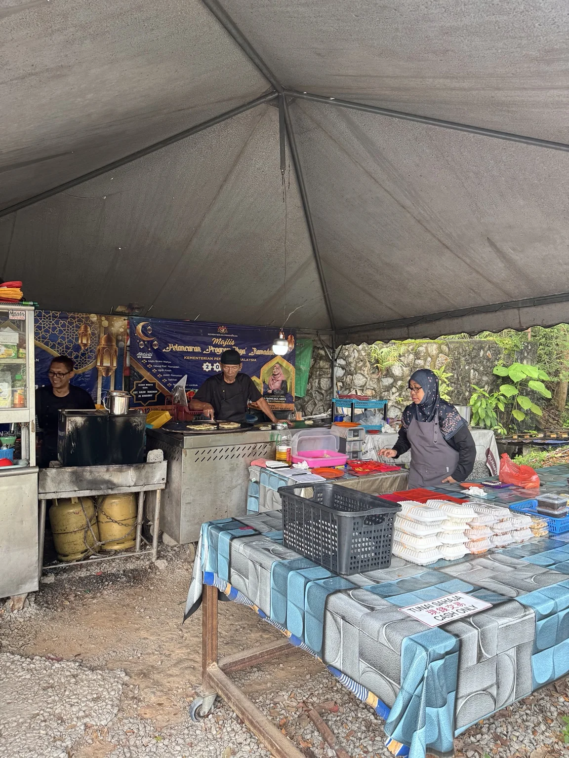 Pilihan makanan di gerai Pak Ude