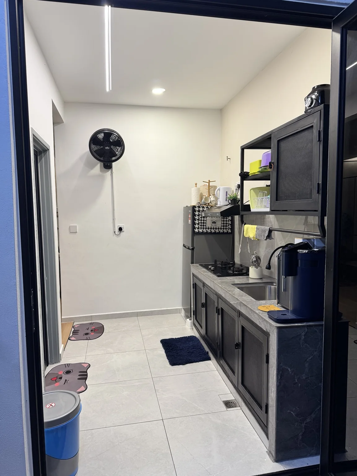 Pandangan dapur Kesuma 66 dari pintu kawasan kolam