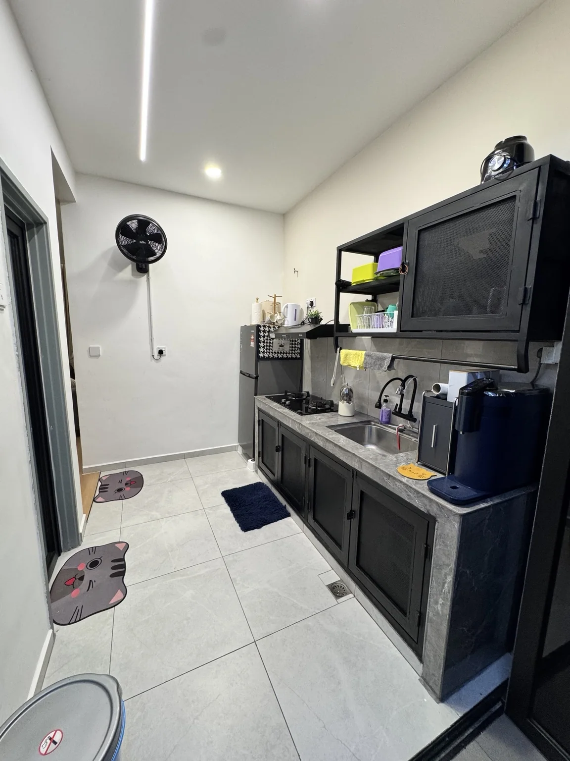 Dapur Kesuma 66 dengan dispenser air, sinki dan ruang penyediaan makanan