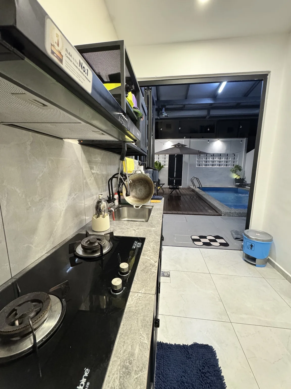 Dapur memasak Kesuma 66 dengan pemandangan ke kolam renang