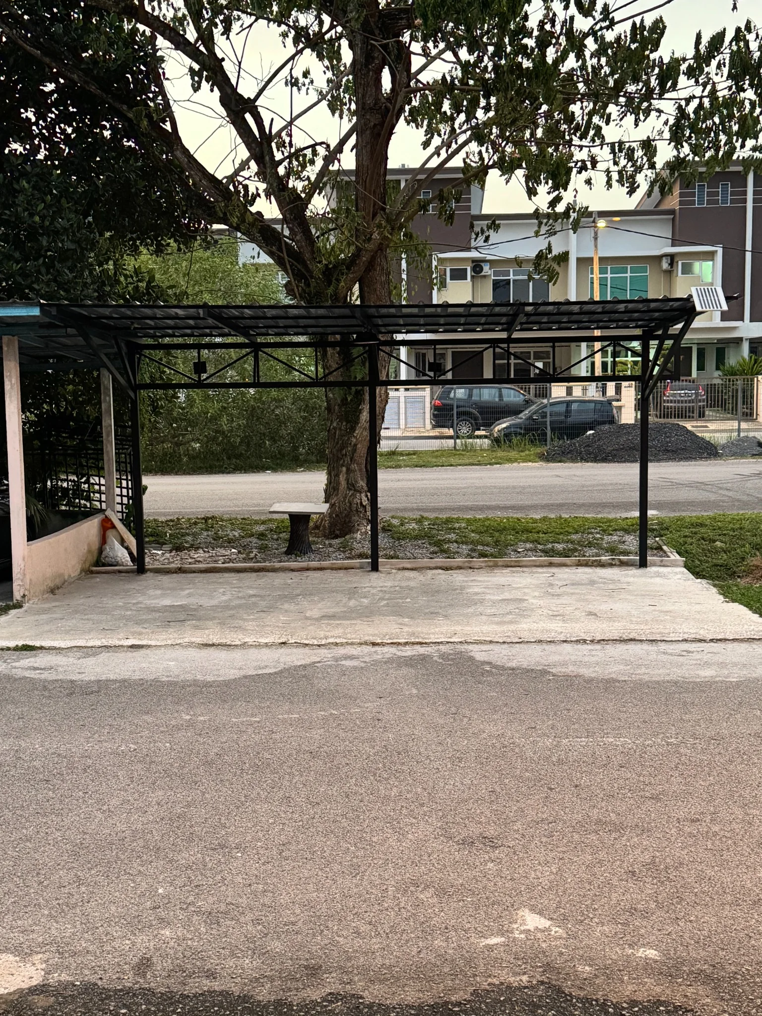 Tempat parking berbumbung di luar Kesuma 66 pada waktu petang