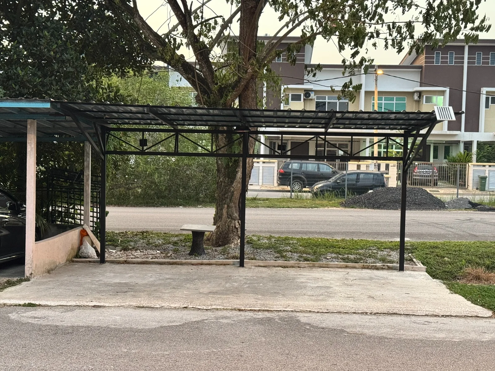 Ruang parking luar Kesuma 66 yang boleh memuatkan dua kenderaan